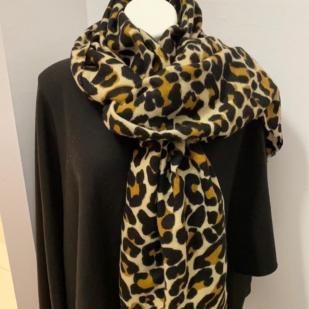 NWT Sole Society Leopard print scarf. Very soft and cozy great gift
C